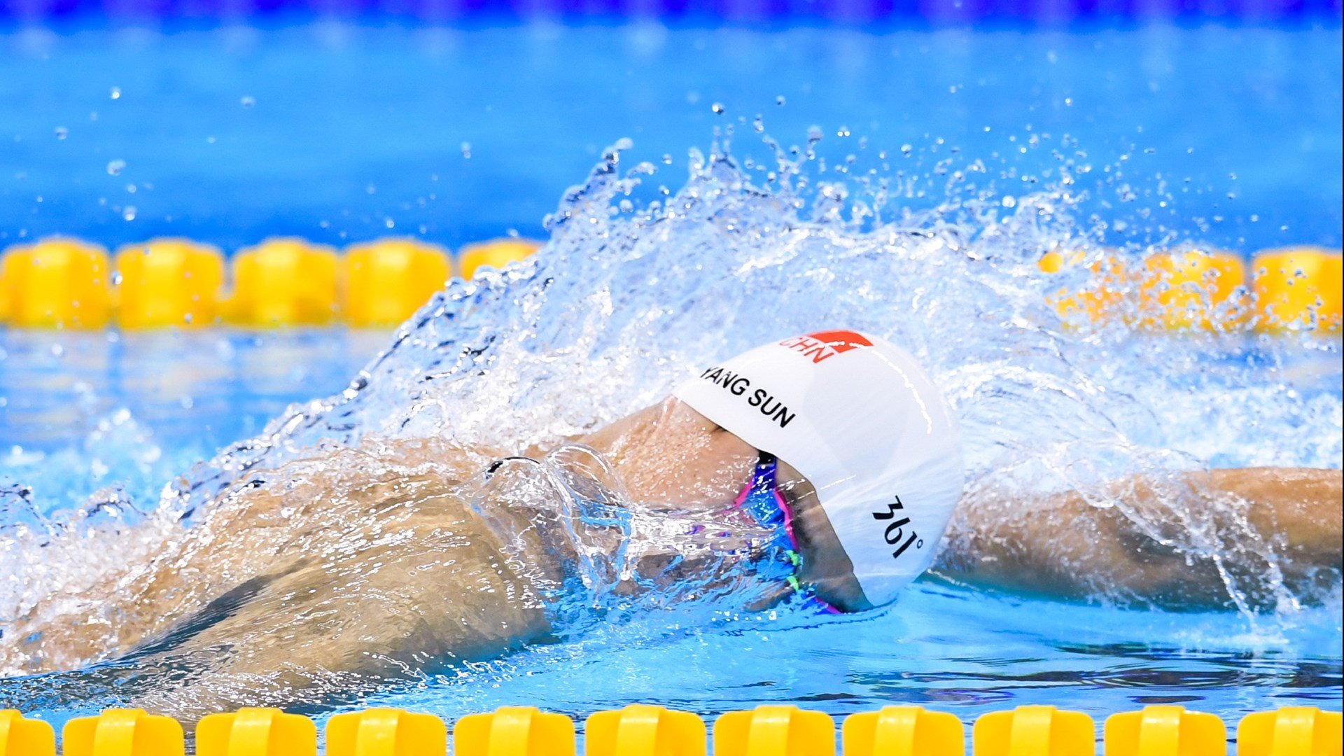 黄蜂举办“夜光球赛”，全场关灯只留荧光线条，250大黄蜂光束灯大歌